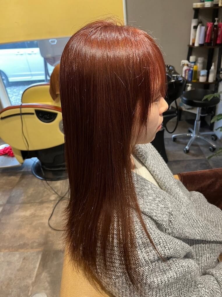 長いストレートヘアの若い女性