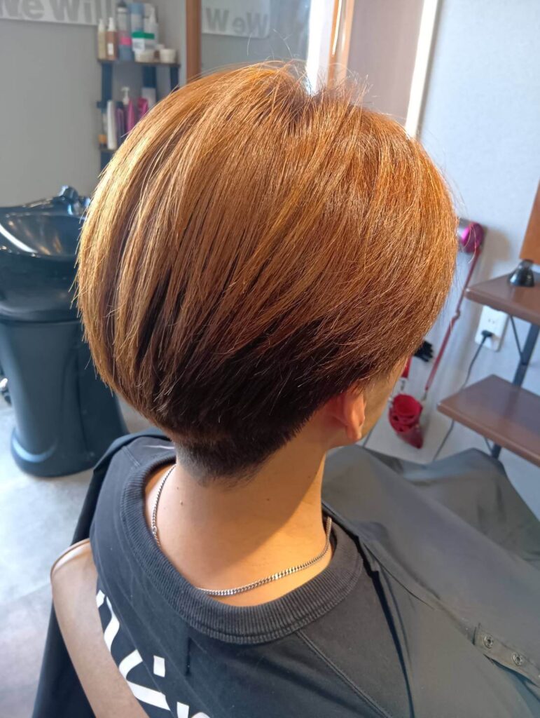 茶髪ショートヘアの女性