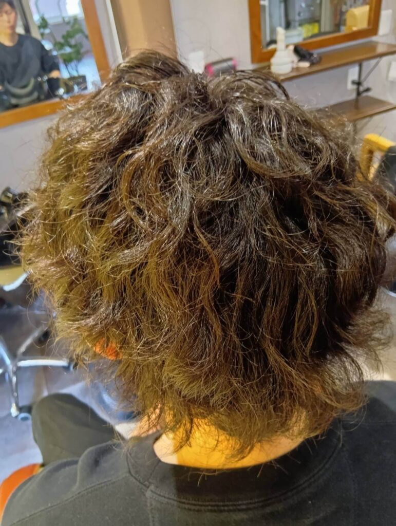パーマヘアの男性