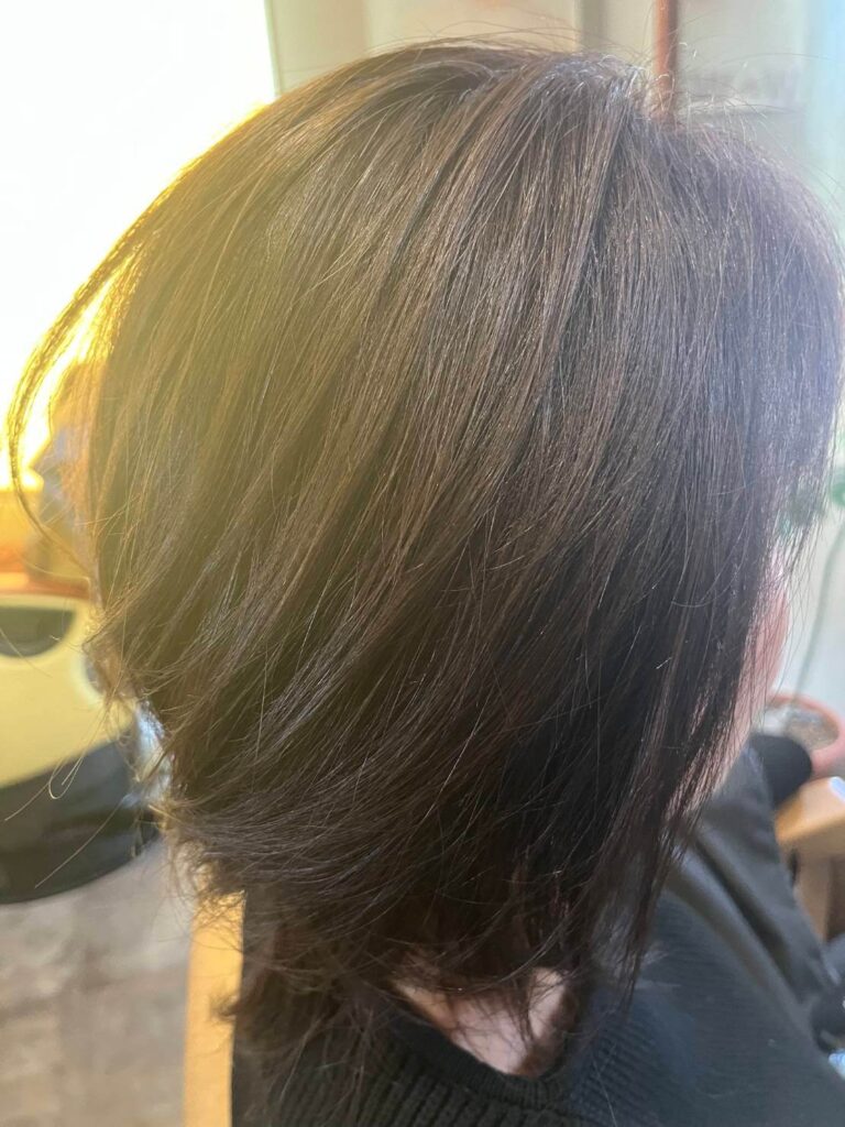 セミロング黒髪の女性