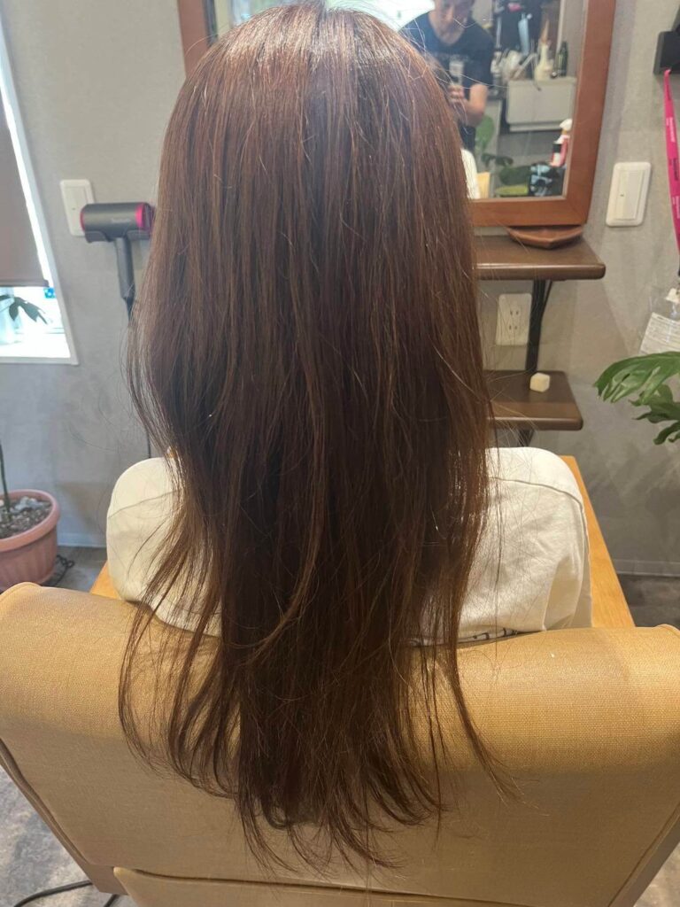 かなり髪の長い茶髪の女性