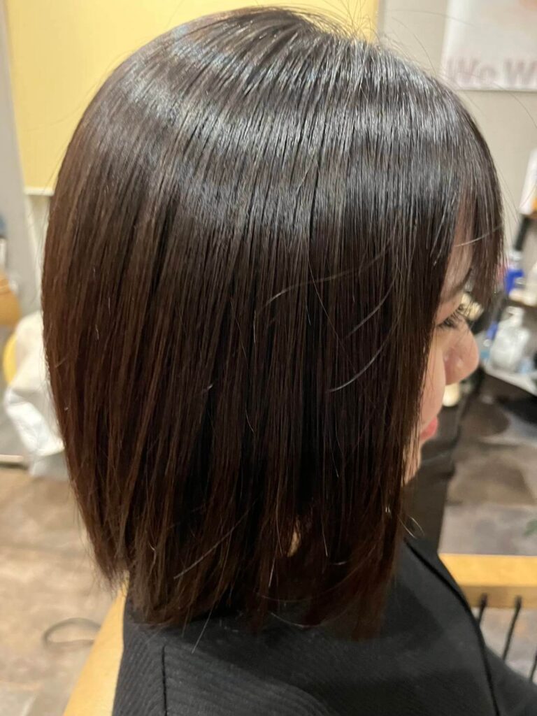 ショートヘアの若い女性