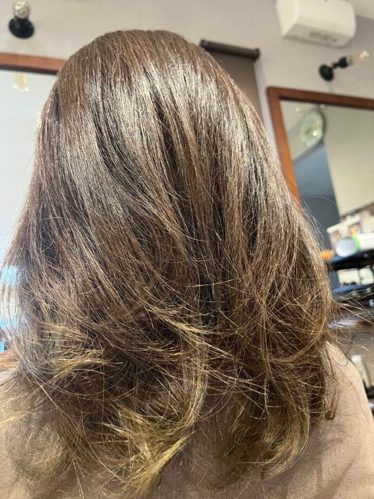 ゆるくパーマのかかった女性