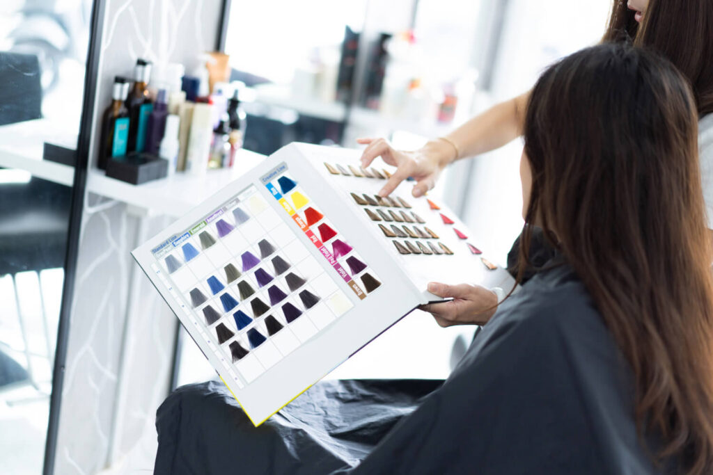 カラー施工の色を考えているお客様